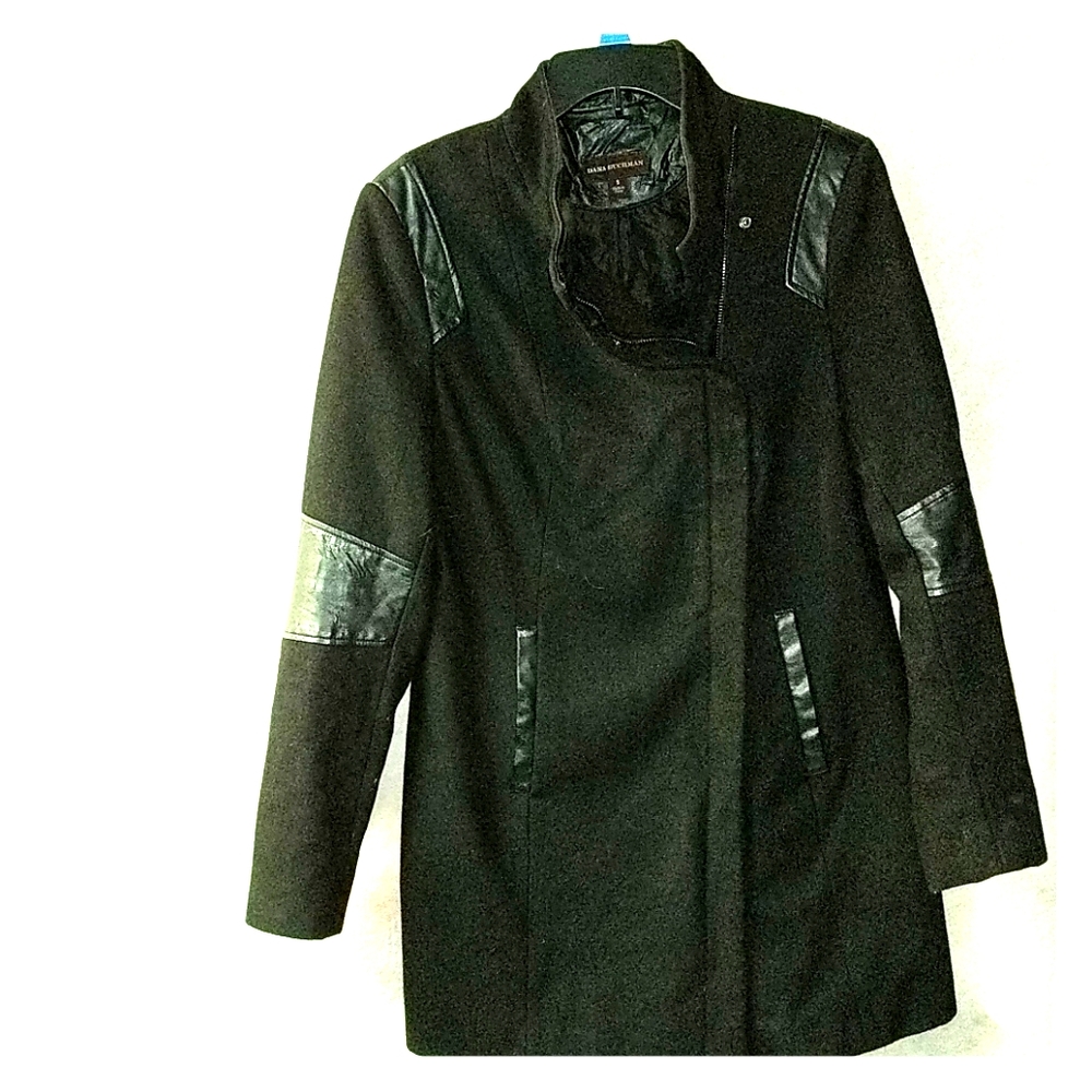 Black knee lengthy coat size: small